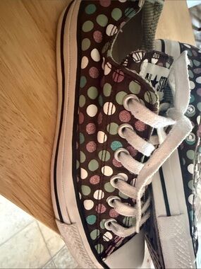 Converse Low-Top Sneakers in Brown, White, Green & Pink Polka Dot
